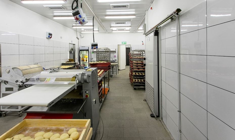 עיצוב פנים ותכנון מאפייה בשילוב בית קפה מודרני